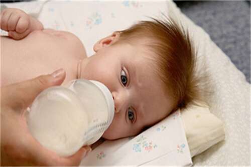 宝宝喝水应从用奶瓶开始